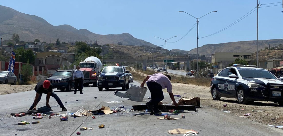 Tráiler impacta a camioneta de reparto en Boulevard 2000; un herido grave