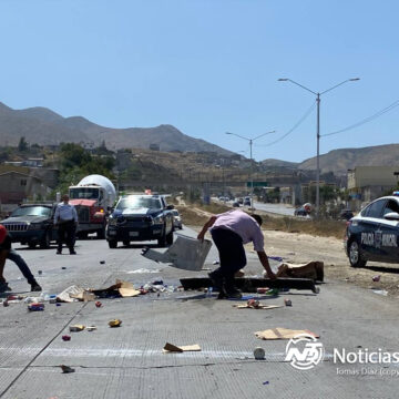 Tráiler impacta a camioneta de reparto en Boulevard 2000; un herido grave