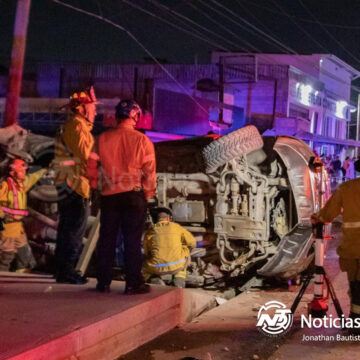 Volcadura en Ruta Hidalgo deja conductor herido y poste derribado