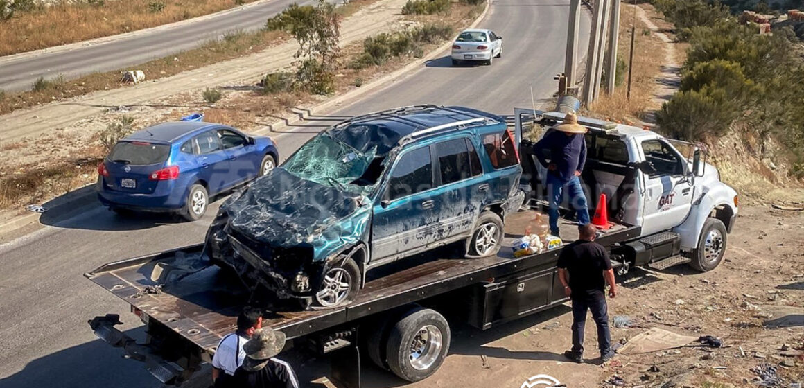 5 Conductora sobrevive a volcadura en un barranco de 20 metros de profundidad