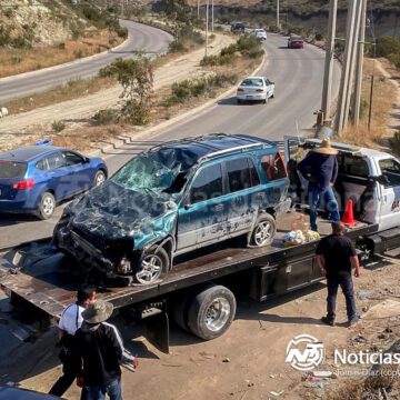 Conductora sobrevive a volcadura en un barranco de 20 metros de profundidad