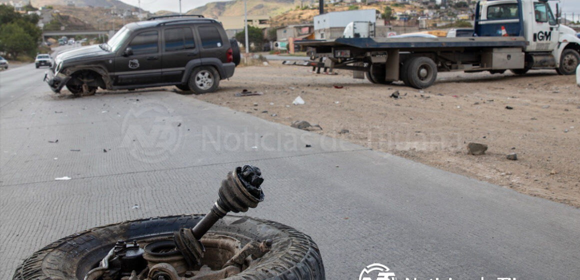 7 Joven choca en bulevar 2000 contra Jeep por cruce indebido