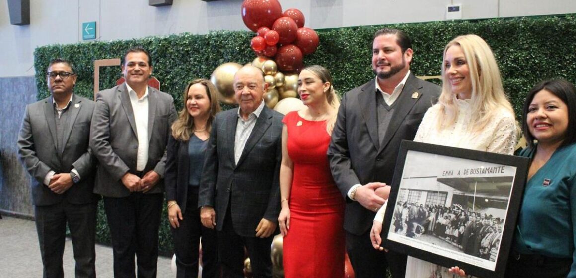 WhatsApp Image 2025-05-20 at 11.40.44 Regidor Arturo Aguirre destaca labor docente en celebración del Día del Maestro