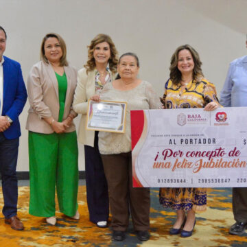 Otorga el sistema DIF Baja California finiquito a 12 colaboradores