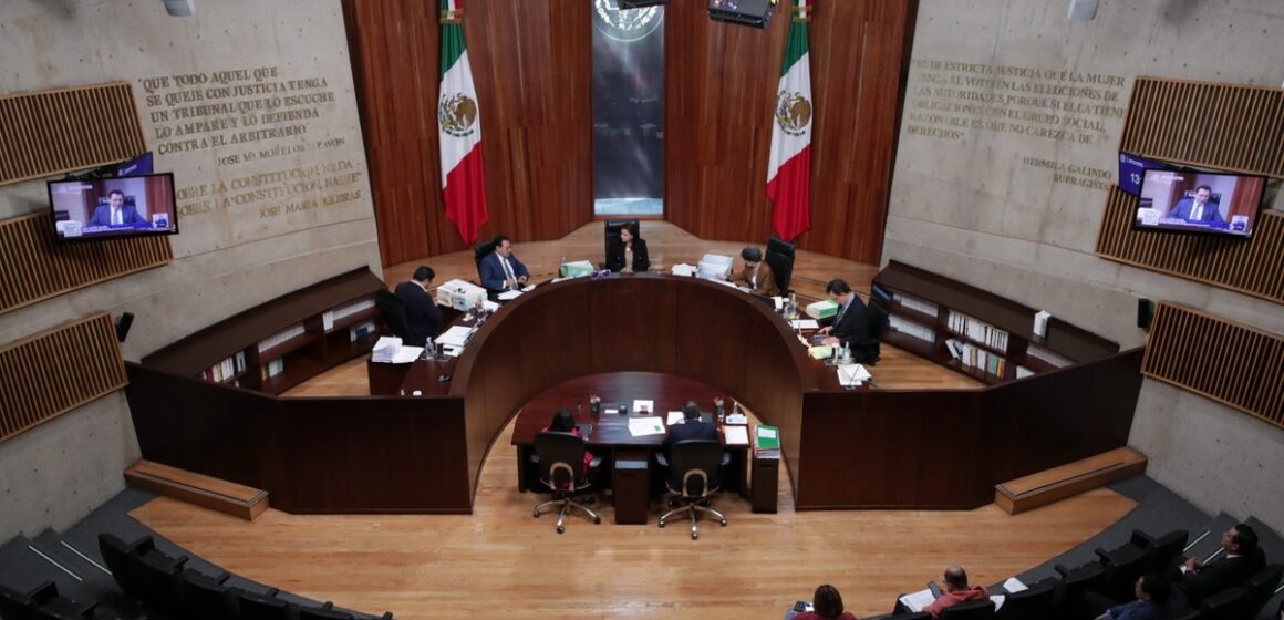 f (2) Ciudadanos podrán llevar guías personales, pero Trife prohíbe difusión masiva de “acordeones”