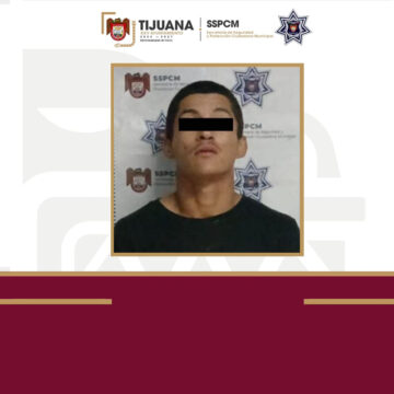 Detienen municipales a sujeto tras golpear a una mujer en la vía pública