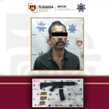 Asegura Policía Municipal de Tijuana a persona con fusil de asalto
