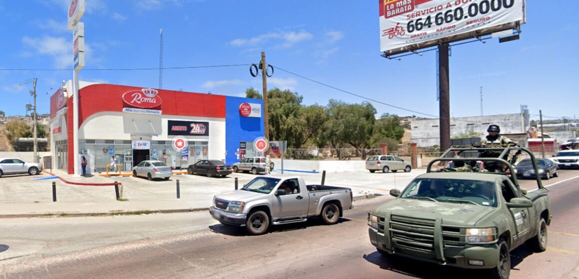 fsdf Hombre es asesinado a balazos afuera de una farmacia en Rosarito