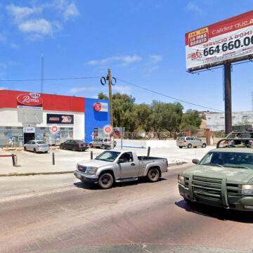 Hombre es asesinado a balazos afuera de una farmacia en Rosarito