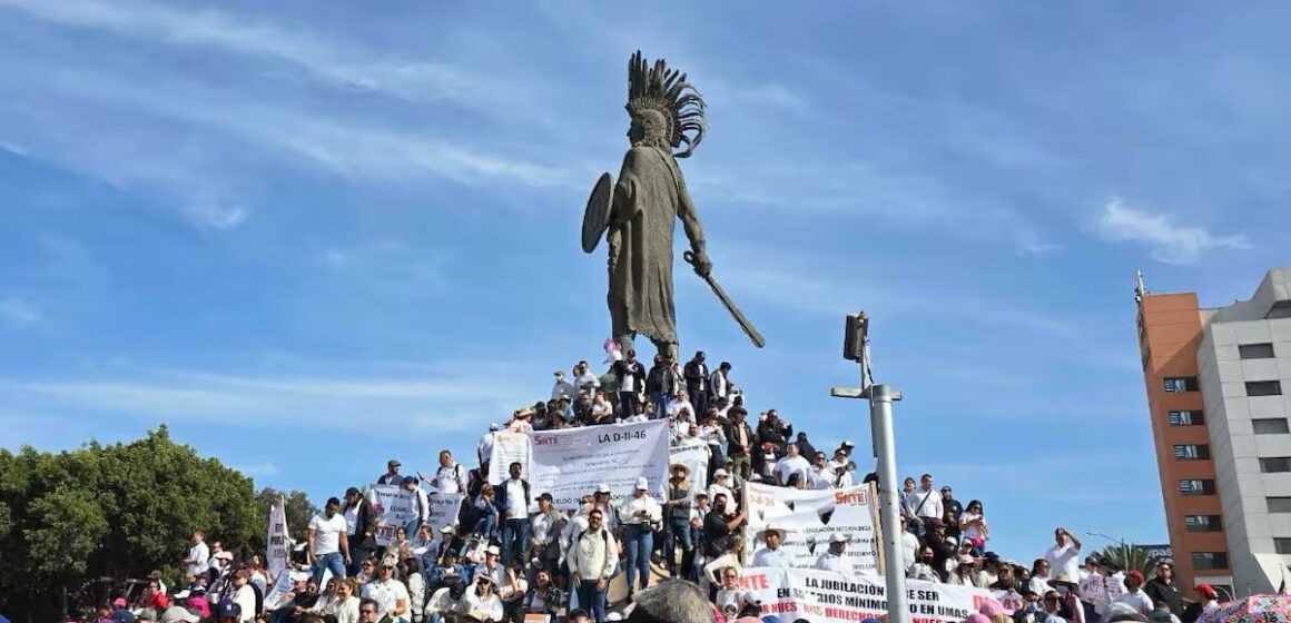 g Marchan maestros en Tijuana por sus derechos laborales