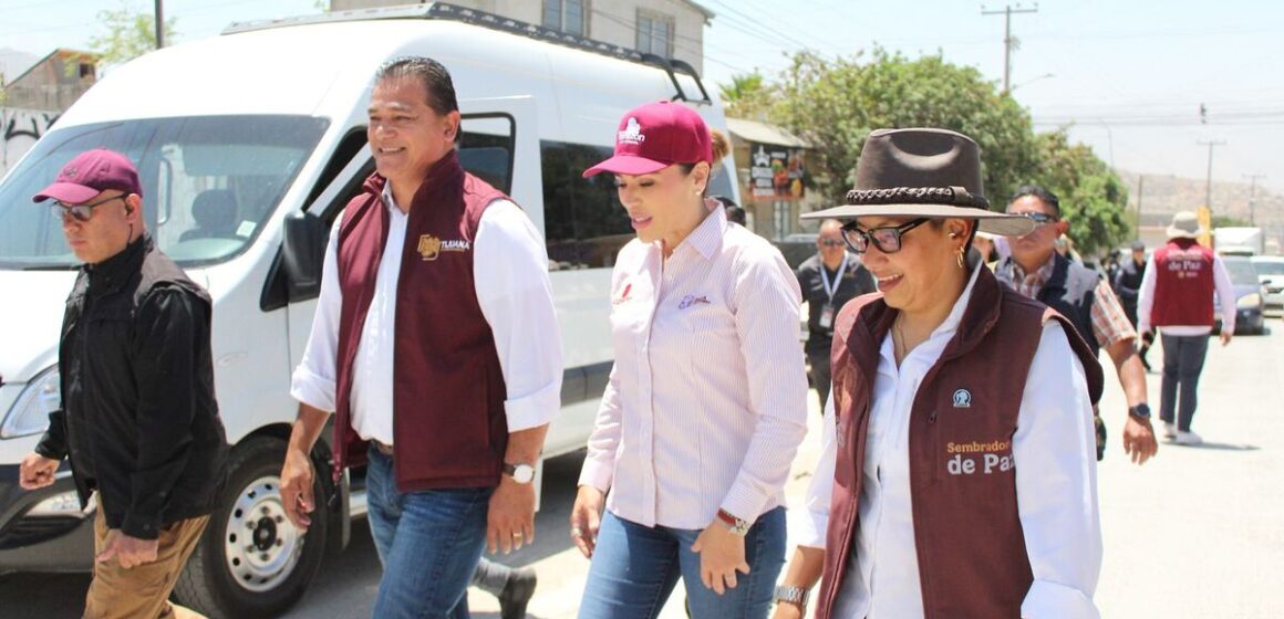 hfhf (3) Regidor Arturo Aguirre en compañía de Marina del Pilar realiza jornada en colonia El Niño