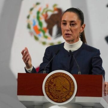 Gobierno federal anuncia aumento salarial a docentes, mientras expertos proponen reforzar la capacitación