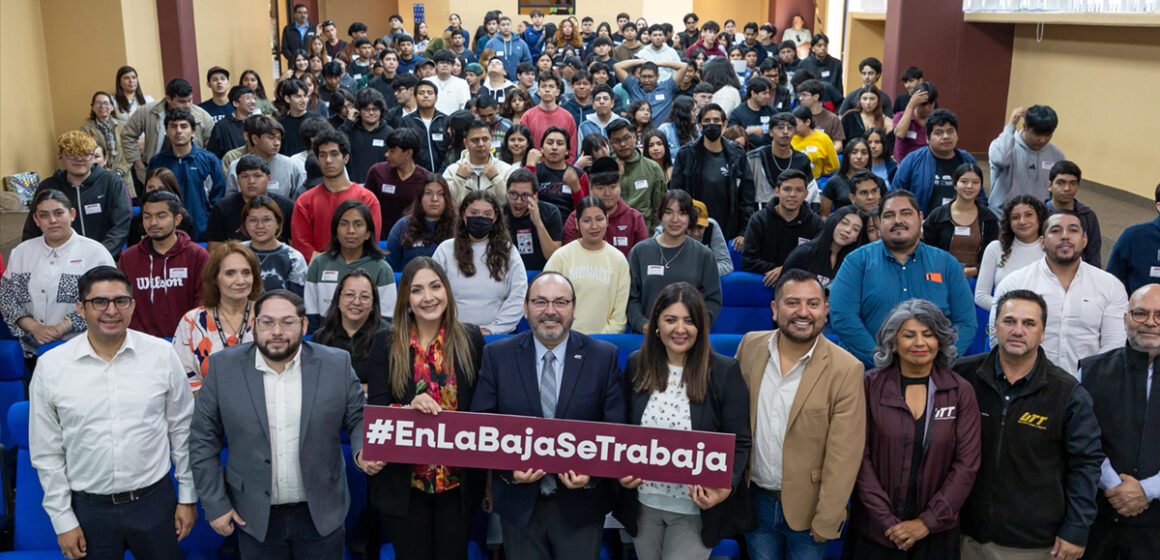 Asesora Secretaría del Trabajo a estudiantes durante foro laboral