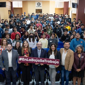 Asesora Secretaría del Trabajo a estudiantes durante foro laboral