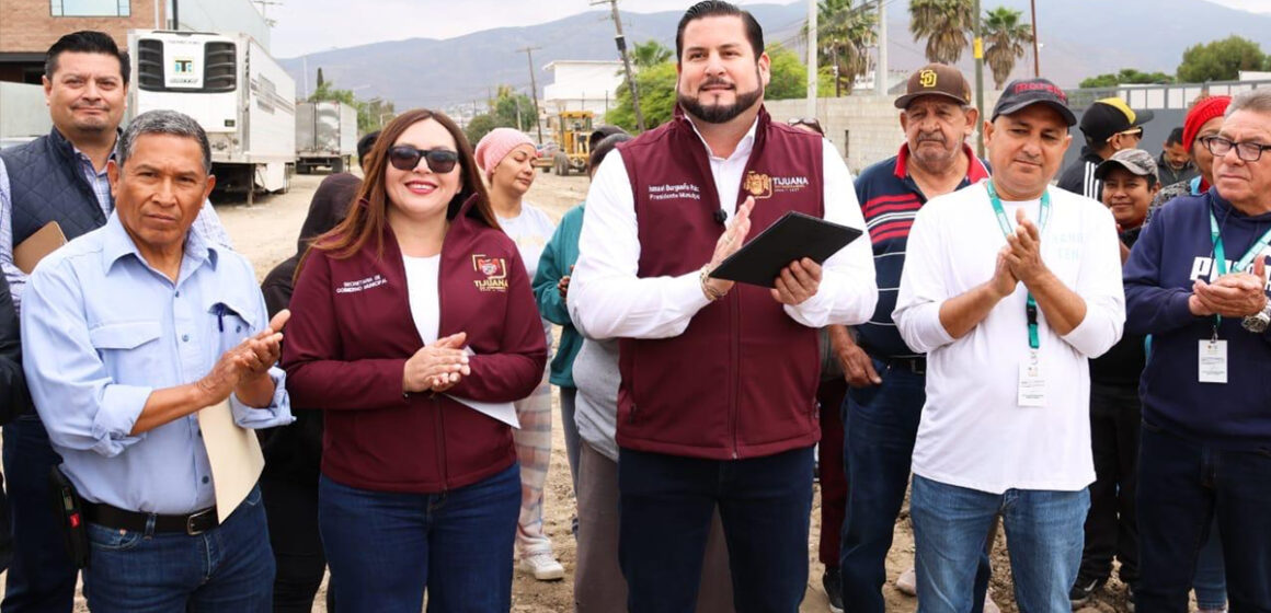 zxc Supervisa Ismael Burgueño obras de mejoramiento urbano en colonia Granjas Familiares