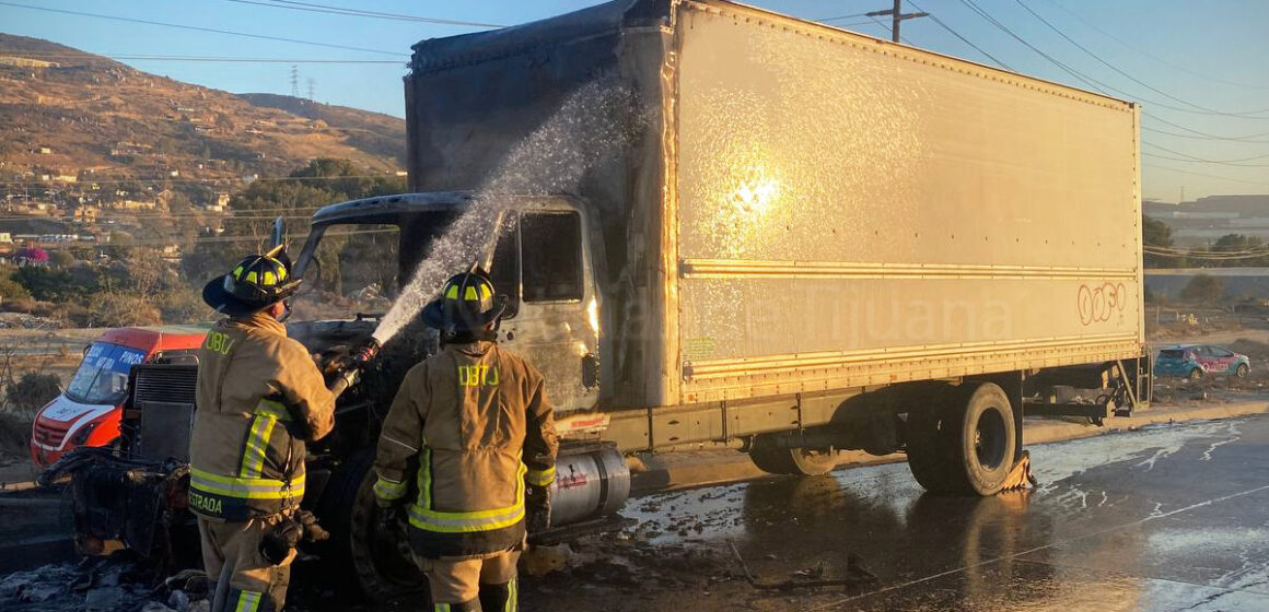 Camión de carga se incendia en bulevar 2000.