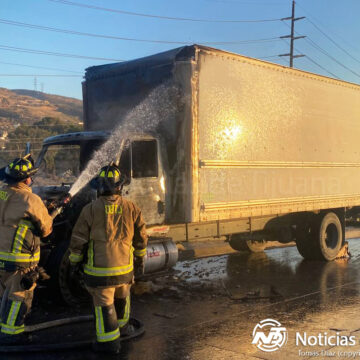 1 Camión de carga se incendia en bulevar 2000.