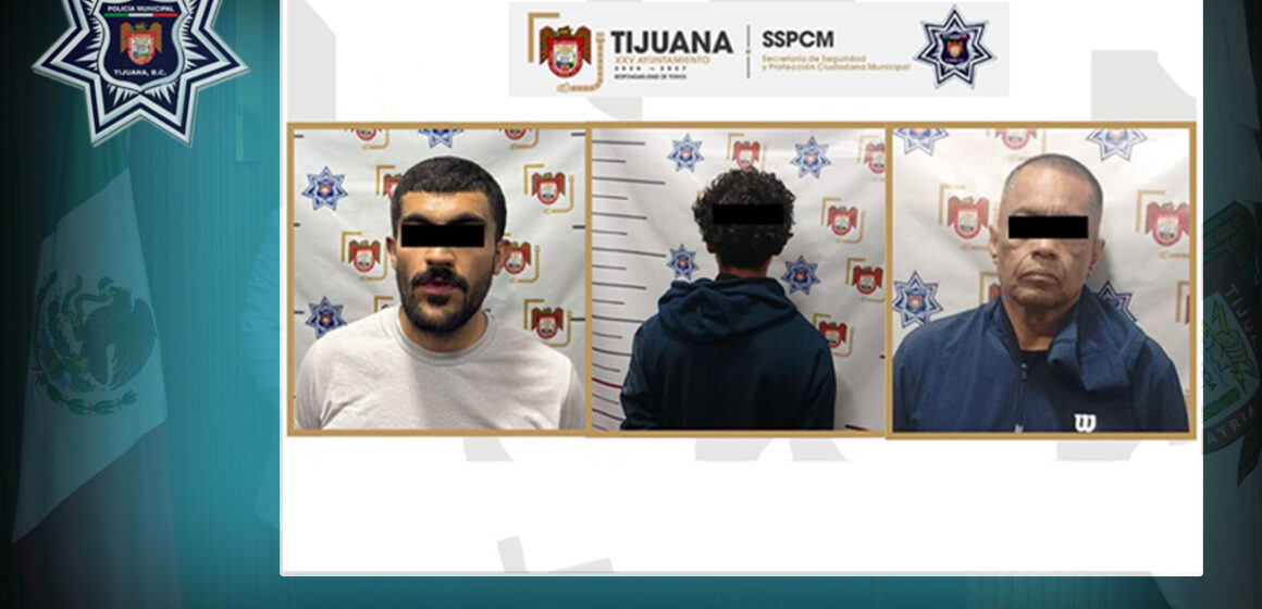 Arrestan a tres por colocar mantas con mensajes intimidantes