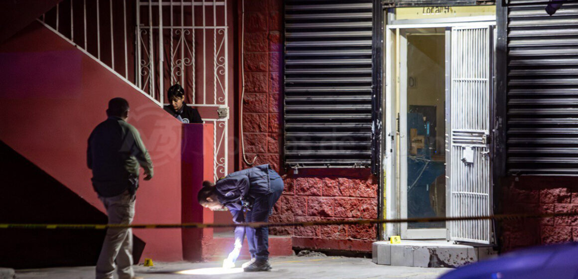 Ataque armado en local de abarrotes deja a un hombre al borde de la muerte
