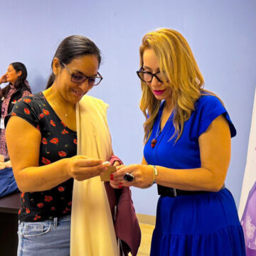 Entrega CEJUM vestidos y trajes para graduaciones a mujeres