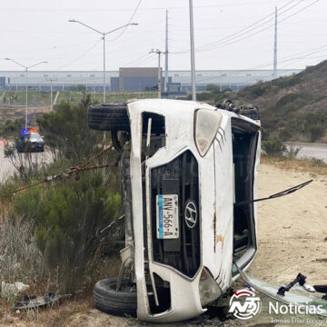 1 Volcadura en bulevar Barcelona rumbo a Villas del Prado