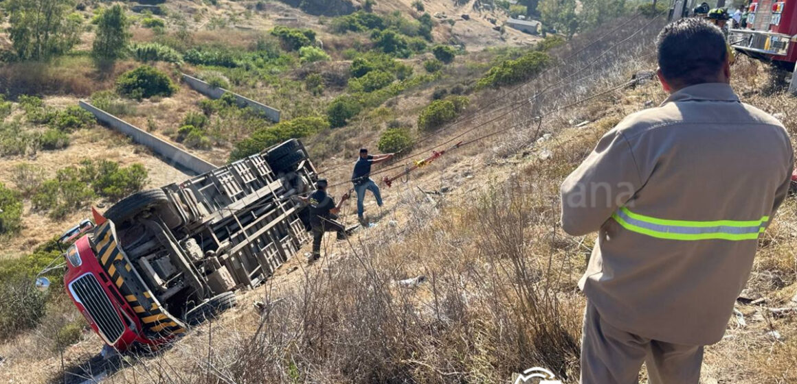 Camión de Coca Cola termina en volcadura en la colonia Valle Sur