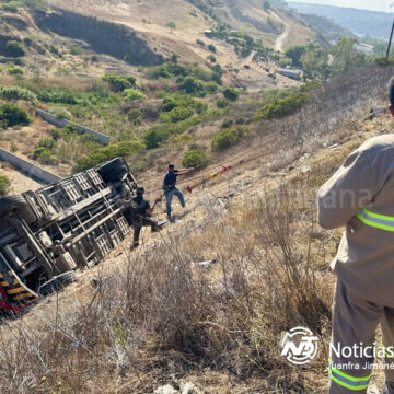 Camión de Coca Cola termina en volcadura en la colonia Valle Sur