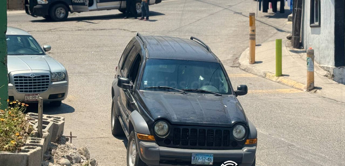 2 Abandonan vehículo con disparos en los vidrios