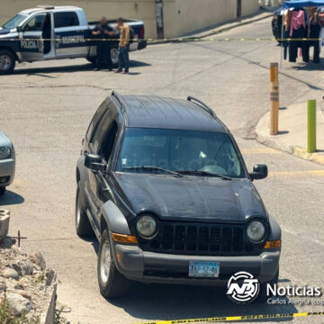 2 Abandonan vehículo con disparos en los vidrios