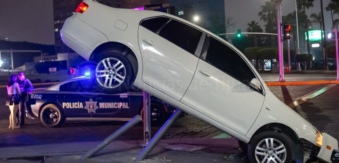 2 Jetta se estrella y queda suspendido sobre el bulevar Abelardo L. Rodríguez