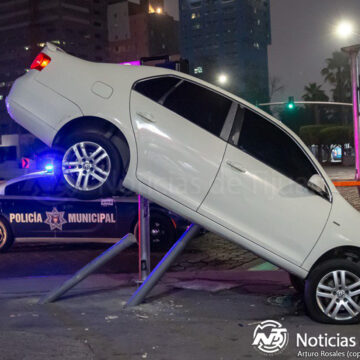 2 Jetta se estrella y queda suspendido sobre el bulevar Abelardo L. Rodríguez