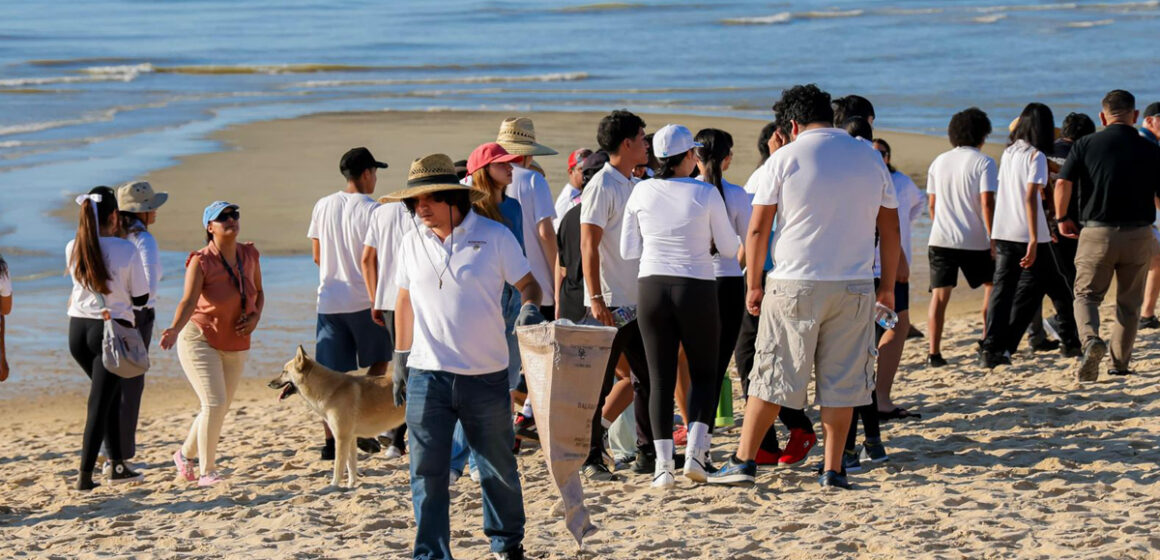 21369 San Felipe limpia sus playas por “Día del Medio Ambiente”