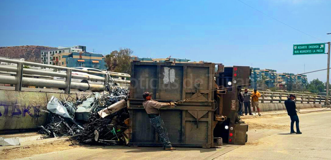 3 Vuelca Tractocamión cargado de metales sobre retorno de la Vía Rápida
