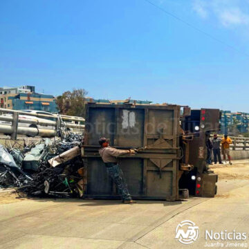 3 Vuelca Tractocamión cargado de metales sobre retorno de la Vía Rápida