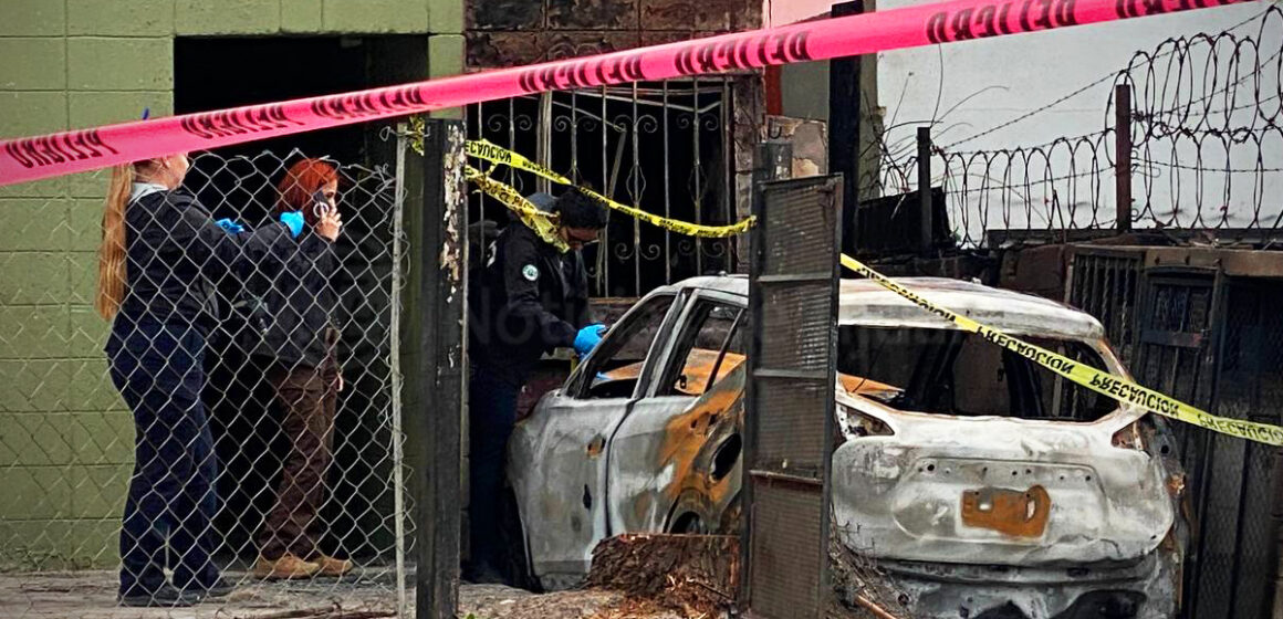 Incendio en Infonavit Latinos consume vehículo y deja tres departamentos dañados