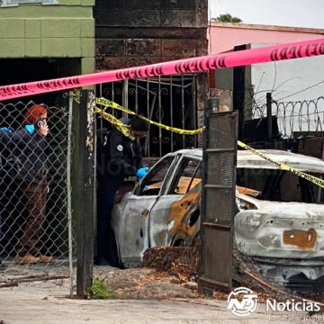Incendio en Infonavit Latinos consume vehículo y deja tres departamentos dañados