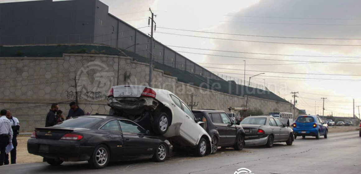 Conductor se detiene a observar el chisme y provoca choque múltiple en “El 2000”