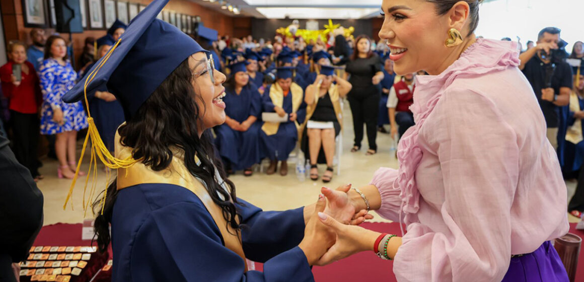 4 Gobernadora Marina del Pilar encabeza graduación de 99 beneficiarias de Tarjeta Violeta