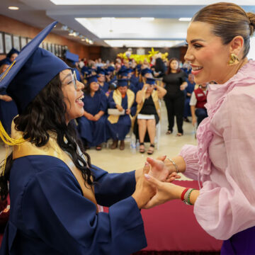 4 Gobernadora Marina del Pilar encabeza graduación de 99 beneficiarias de Tarjeta Violeta