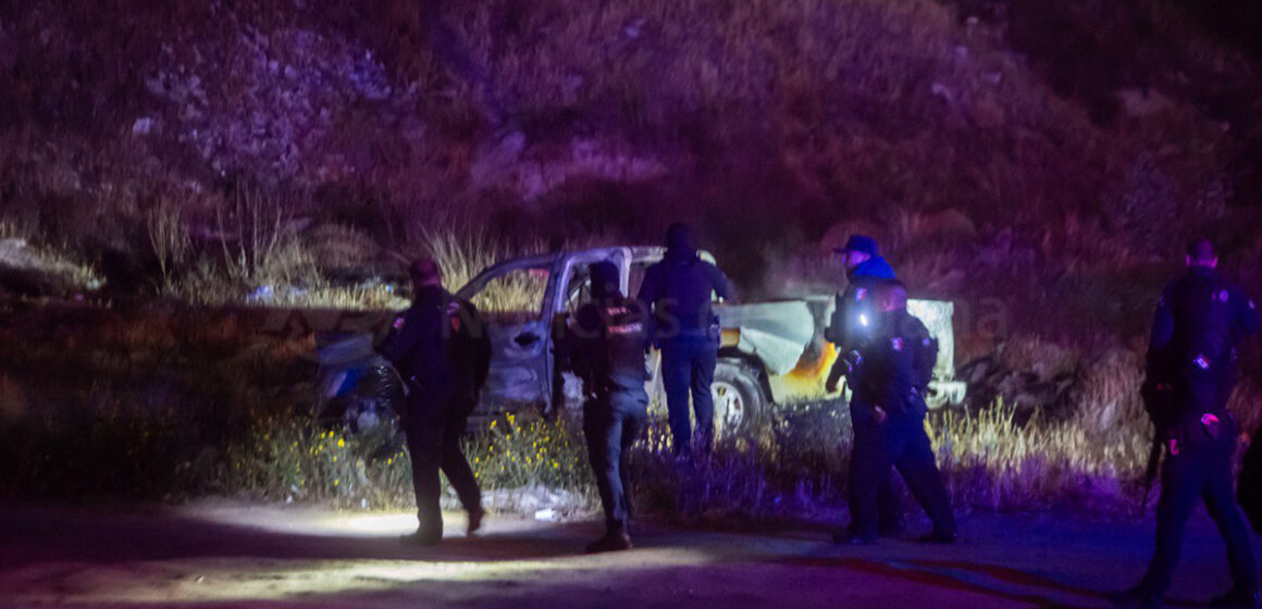 Hallan tres cadáveres carbonizados en camioneta incendiada