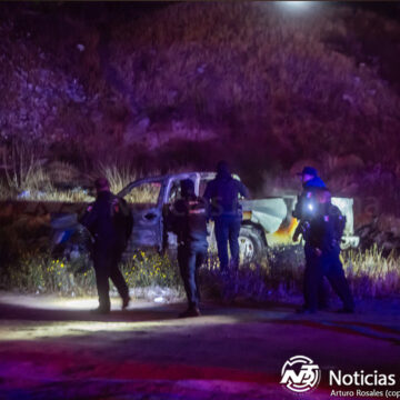 Hallan tres cadáveres carbonizados en camioneta incendiada