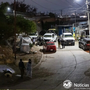 Localizan encobijado junto a cartulina con mensajes amenazantes