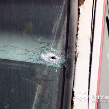 Atacan a balazos camión de transporte de personal en carretera Tecate-Tijuana