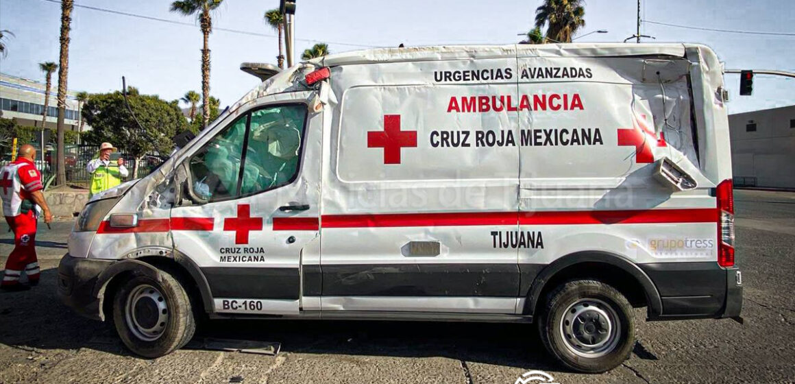 4 Ambulancia termina en volcadura tras choque en Parque Industrial Florido