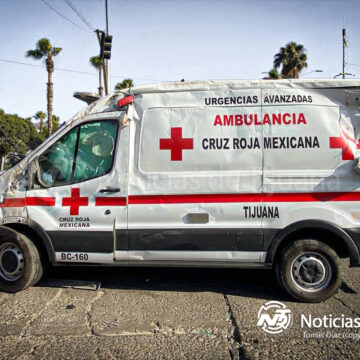 Ambulancia termina en volcadura tras choque en Parque Industrial Florido