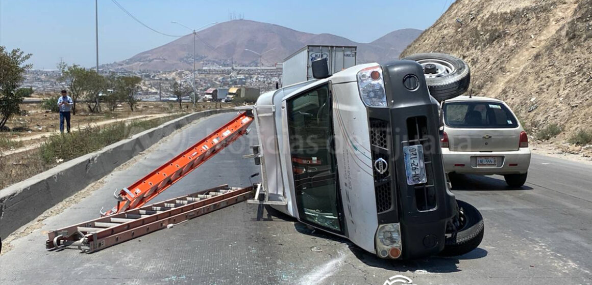 Unidad móvil de Izzi termina en volcadura por derrame de líquidos en “El 2000”