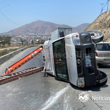 Unidad móvil de Izzi termina en volcadura por derrame de líquidos en “El 2000”