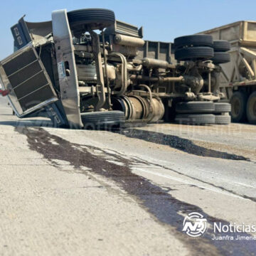 Conductor de tractocamión sufre volcadura en el bulevar 2000