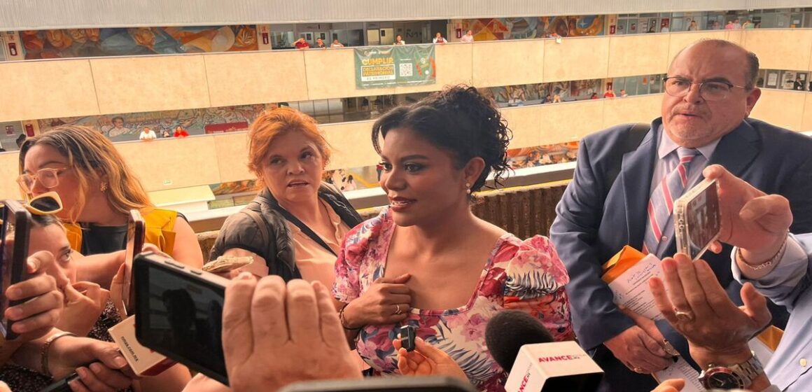 Montserrat Caballero tras comparecer en el Ayuntamiento: “Ya vamos a cenar todos en la misma mesa”