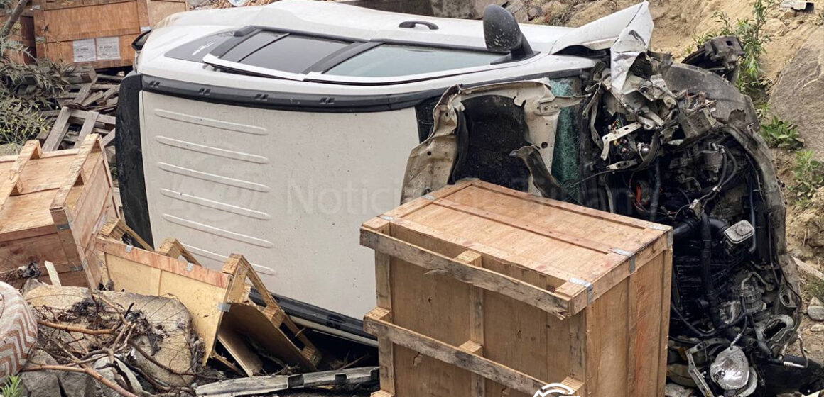 Mujer y menor de edad sufren volcadura en el bulevar Liga Barcelona